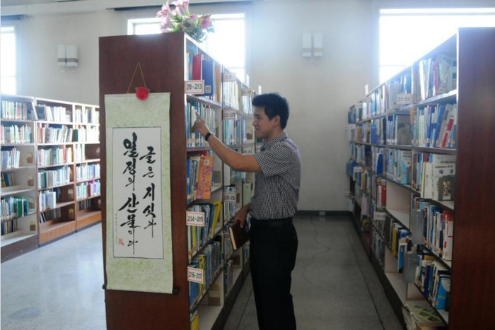 Tòa nhà này được xây dựng chỉ trong vòng một năm và 9 tháng, có thể chứa hơn 30 triệu cuốn sách.và đón hơn 12.000 người vào mỗi ngày.