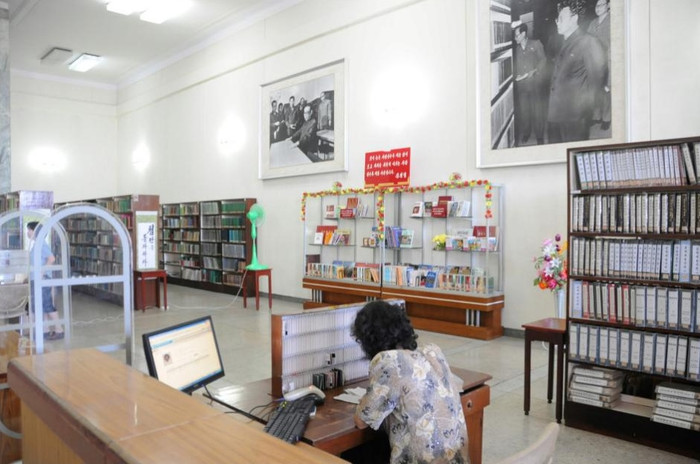 Người thủ thư đang chăm chú đọc sách.