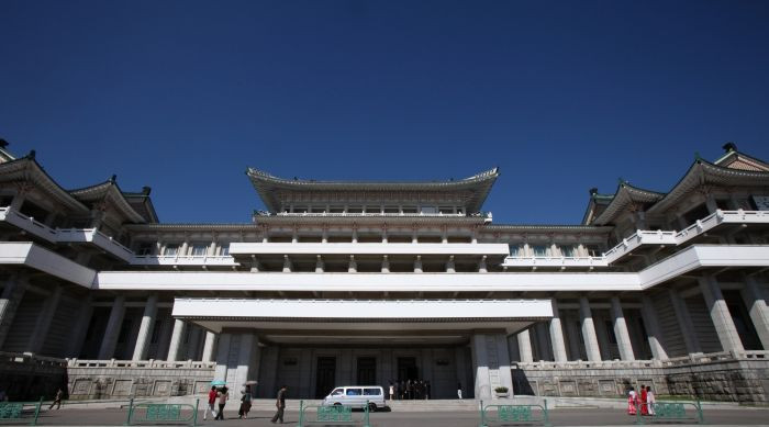 Bên ngoài tòa giảng đường Đại học Nhân dân nằm trên Quảng trường Kim Nhật Thành tại Bình Nhưỡng.