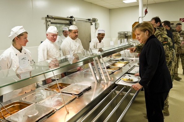 Cũng xếp hàng lấy thức ăn như các binh sĩ.