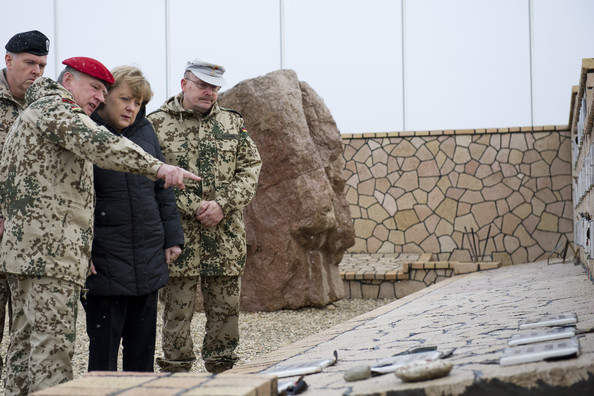 Thủ tướng Angela Merkel cùng với Tổng Thanh tra Volker Wieker (trái) và Chỉ huy Erich Pfeffer (phải) đến đài tưởng niệm liệt sĩ tại căn cứ quân Đức.