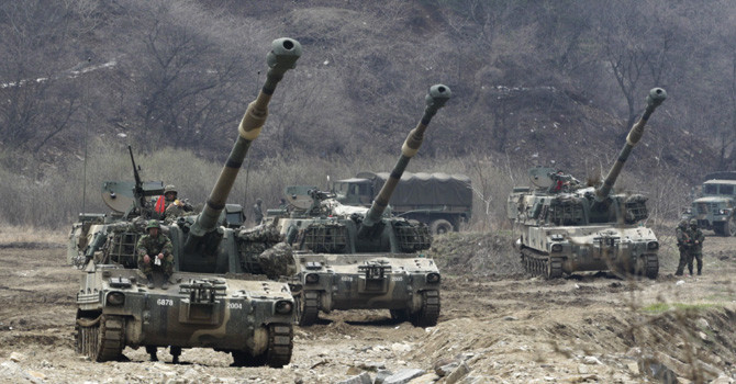 Binh lính Hàn Quốc trong một cuộc diễn tập quân sự gần làng biên giới Panmunjom. Binh lính Hàn Quốc trong một cuộc diễn tập quân sự gần làng biên giới Panmunjom.