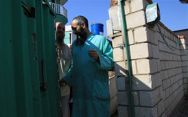 Cảnh sát đã phát hiện các thành viên giáo phái Fayzarahmanist bị sống dưới các hầm ngầm. Cảnh sát đã phát hiện các thành viên giáo phái Fayzarahmanist bị sống dưới các hầm ngầm.