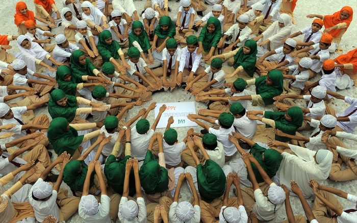 Các học sinh mặc trang phục mang màu sắc của lá cờ Ấn Độ.