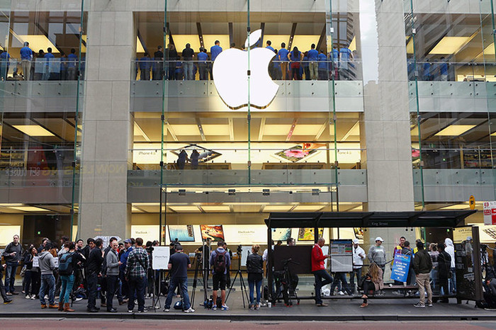 Khách hàng và các phương tiện truyền thông tập trung bên ngoài cửa hàng Khách hàng và các phương tiện truyền thông tập trung bên ngoài cửa hàng