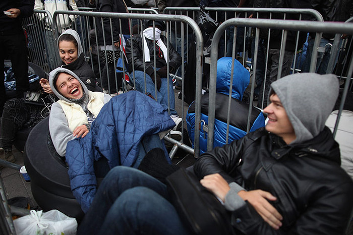 Đùa vui với nhau trong lúc chờ đợi. Đùa vui với nhau trong lúc chờ đợi.