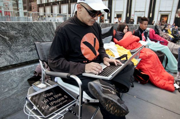 Hazen Sayer, một nhà phát triển ứng dụng, là một trong những người đầu tiên xếp hàng bên ngoài cửa hàng của Apple Fifth Avenue tại New York. Sayer bắt đầu chờ từ một tuần trước và là một trong những người đầu tiên mua được iPhone 5. Hazen Sayer, một nhà phát triển ứng dụng, là một trong những người đầu tiên xếp hàng bên ngoài cửa hàng của Apple Fifth Avenue tại New York. Sayer bắt đầu chờ từ một tuần trước và là một trong những người đầu tiên mua được iPhone 5.