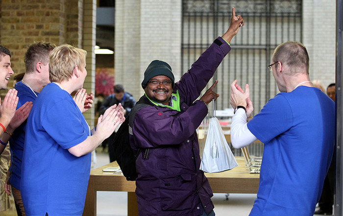 Một khách hàng thể hiện sự vui mừng sau khi mua được chiếc điện thoại mới nhất. Một khách hàng thể hiện sự vui mừng sau khi mua được chiếc điện thoại mới nhất.