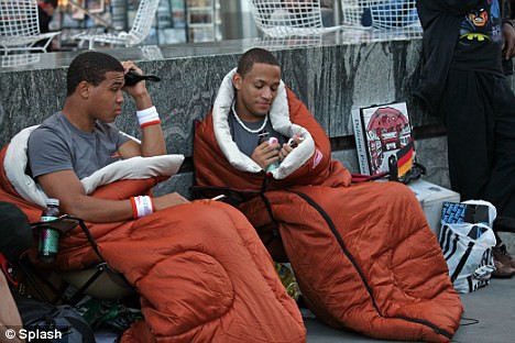 Hành trang đầy đủ khi xếp hàng chờ mua iPhone 5. Hành trang đầy đủ khi xếp hàng chờ mua iPhone 5.