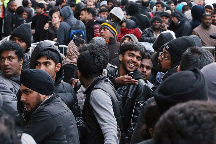 Tại London, Anh, rất nhiều khách hàng đang chờ cửa hàng Covent Garden mở cửa để mua iPhone 5. Tại London, Anh, rất nhiều khách hàng đang chờ cửa hàng Covent Garden mở cửa để mua iPhone 5.