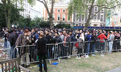 Hàng trăm người xếp hàng bên ngoài cửa hàng Apple ở London (Anh) trên đường Regent để mua iPhone 5. Hàng trăm người xếp hàng bên ngoài cửa hàng Apple ở London (Anh) trên đường Regent để mua iPhone 5.
