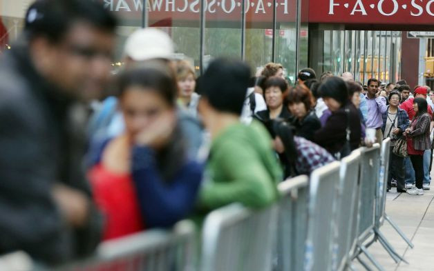 Tại New York, Mỹ cũng không tránh khỏi cảnh khách xếp hàng chờ mua iPhone 5. Tại New York, Mỹ cũng không tránh khỏi cảnh khách xếp hàng chờ mua iPhone 5.