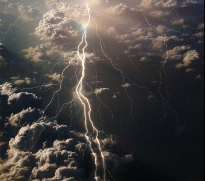 Những tia sét trong những đám mây cuồn cuộn. Những tia sét trong những đám mây cuồn cuộn.