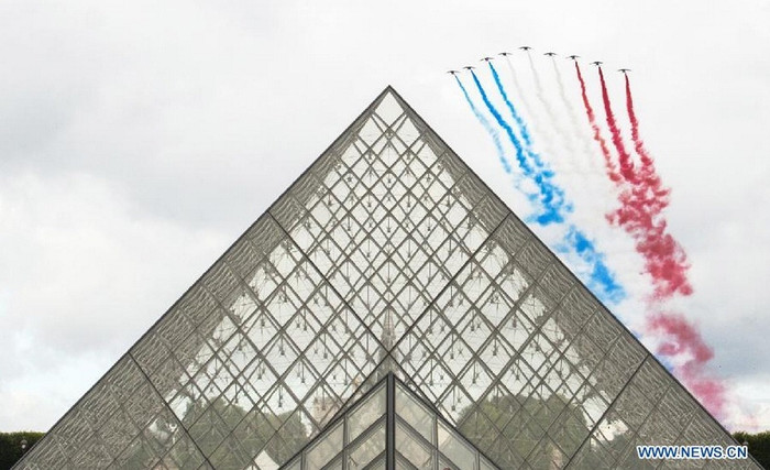 Phi đội Patrouille de France nhả khói rực rỡ trên bầu trời Paris. Phi đội Patrouille de France nhả khói rực rỡ trên bầu trời Paris.