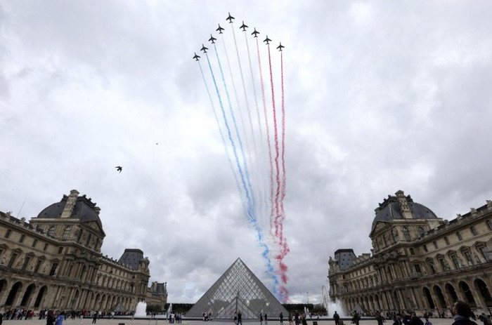 9 chiếc máy bay của phi đôi Patrouille de France. 9 chiếc máy bay của phi đôi Patrouille de France.