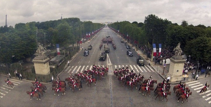 Lực lượng Vệ binh Cộng hoà Pháp diễu binh trên đại lộ Champs-Elysees. Lực lượng Vệ binh Cộng hoà Pháp diễu binh trên đại lộ Champs-Elysees.