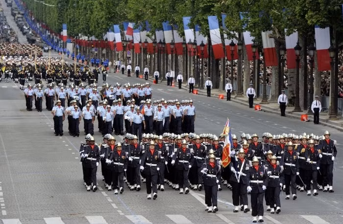 Các nhân viên cứu hoả.