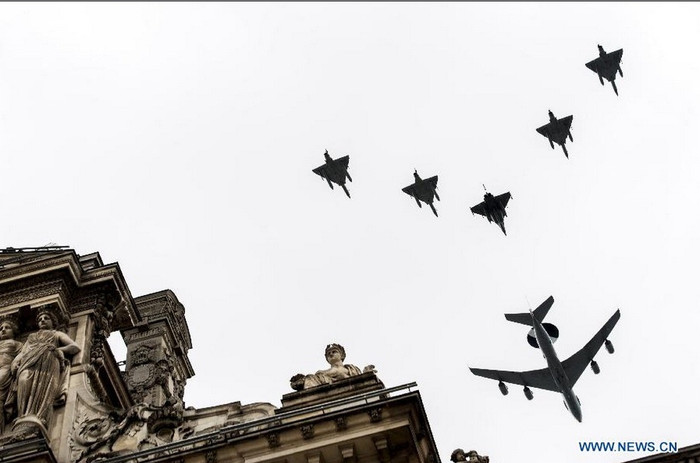 Màn biểu diễn của phi đội Patrouille de France - một trong những đội bay biểu diễn tốt nhất của thế giới. Màn biểu diễn của phi đội Patrouille de France - một trong những đội bay biểu diễn tốt nhất của thế giới.
