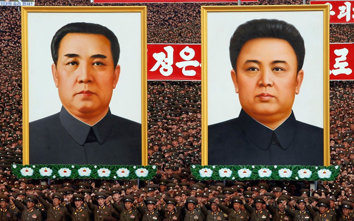 Binh sĩ Triều Tiên mang theo bức chân dung khổng lồ của hai nhà lãnh đạo Kim Il-Sung và Kim Jong-il.