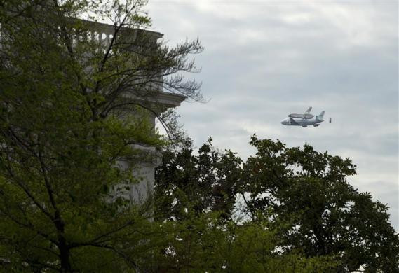Bay qua góc tây nam của Nhà Trắng.