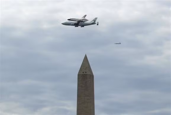Bay qua tượng đài Washington.
