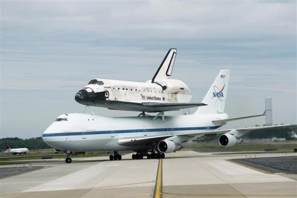 Tàu con thoi Discovery đã được gắn trên lưng chiếc Boeing 747 và bắt đầu cất cánh thực hiện màn biểu diễn ấn tượng trên bầu trời Washington.