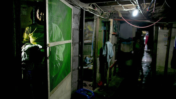 Một người đàn ông đứng ở cửa phòng của mình dưới một cây cầu. Một người đàn ông đứng ở cửa phòng của mình dưới một cây cầu.