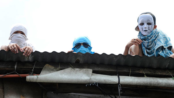 Người dân ở khu ổ chuột che mặt khi các quan chức thành phố đi qua và đang có kế hoạch phá hủy nhà của họ để làm đường cho một dự án phát triển đô thị trong khu tài chính Manila. Người dân ở khu ổ chuột che mặt khi các quan chức thành phố đi qua và đang có kế hoạch phá hủy nhà của họ để làm đường cho một dự án phát triển đô thị trong khu tài chính Manila.