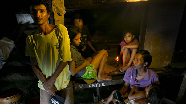 John Harris (bên trái) và gia đình sống trong một không gian nhỏ bên dưới một cây cầu. Harris là một công nhân xây dựng và kiếm được 6 USD trong một ngày. John Harris (bên trái) và gia đình sống trong một không gian nhỏ bên dưới một cây cầu. Harris là một công nhân xây dựng và kiếm được 6 USD trong một ngày.