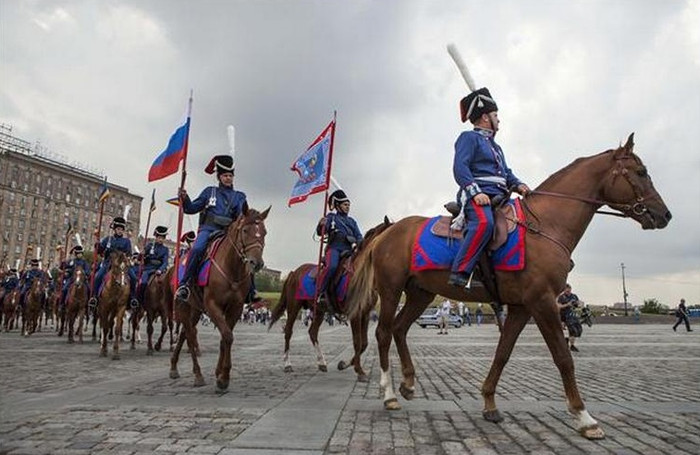 Theo một phát ngôn viên của Cục Hải quan liên bang, cơ quan đã giúp tổ chức sự kiện này cho biết đoàn đi đã được tài trợ với sự đóng góp từ các công ty cũng như các cá nhân.