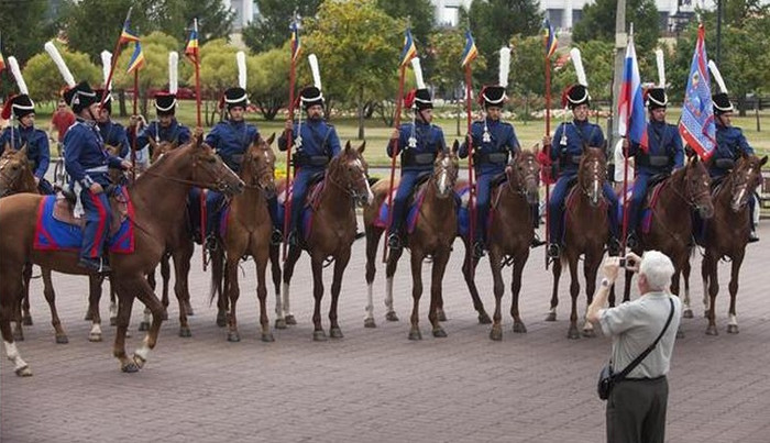 Các thành phố dọc theo tuyến đường đi để kỷ niệm sẽ bao gồm thủ đô Belarus Minsk, Kaunas ở Lithuania, thủ đô Ba Lan Warsaw, Leipzig ở Đức và thành phố Pháp Nancy.