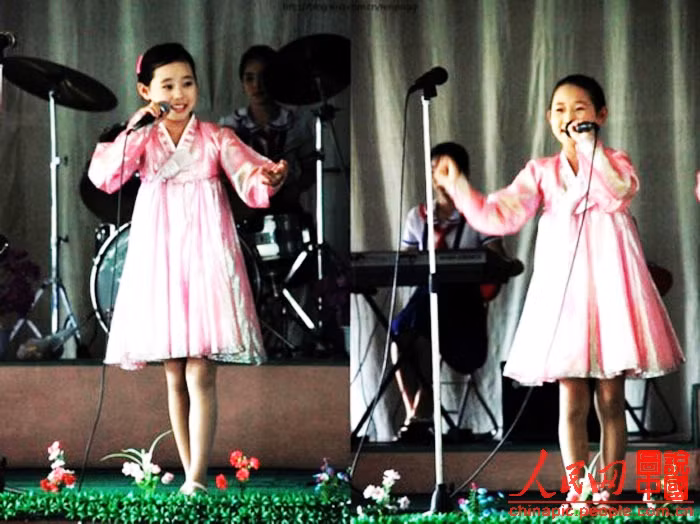 Biểu diễn tự nhiên, bạo dạn trong trang phục truyền thống. Biểu diễn tự nhiên, bạo dạn trong trang phục truyền thống.