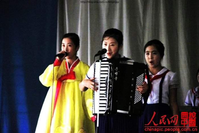 Trổ tài vừa đàn vừa hát. Trổ tài vừa đàn vừa hát.