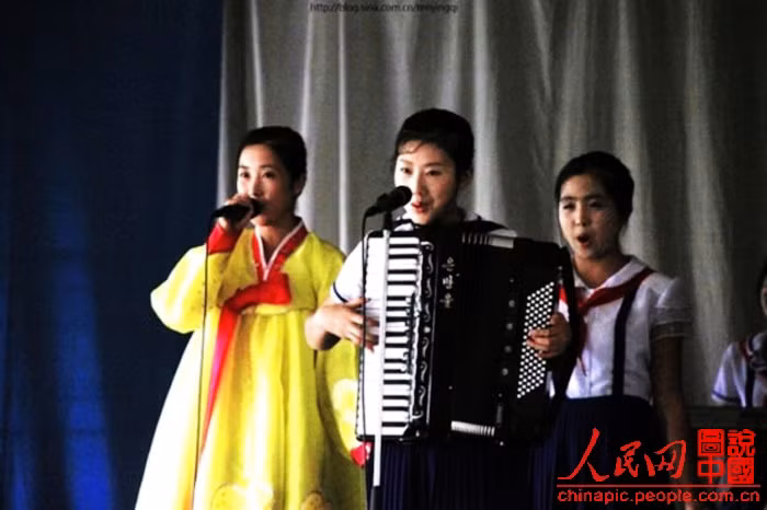 Trổ tài vừa đàn vừa hát. Trổ tài vừa đàn vừa hát.