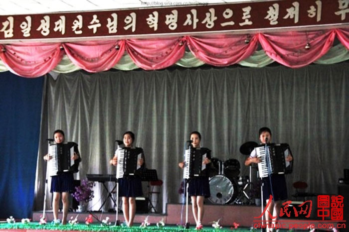 Biểu diễn với nhạc cụ. Biểu diễn với nhạc cụ.