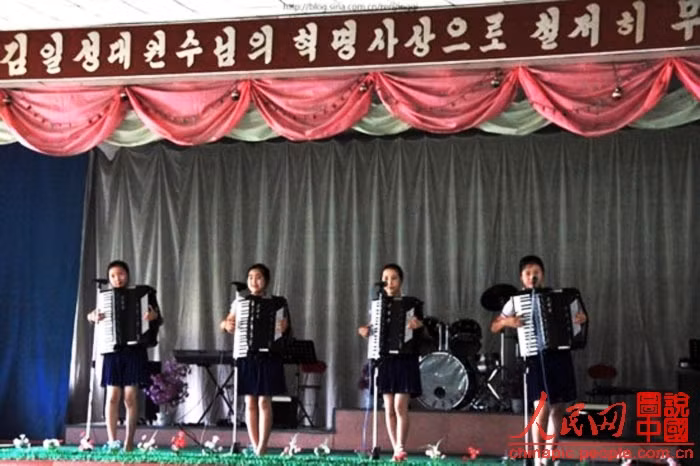 Biểu diễn với nhạc cụ. Biểu diễn với nhạc cụ.