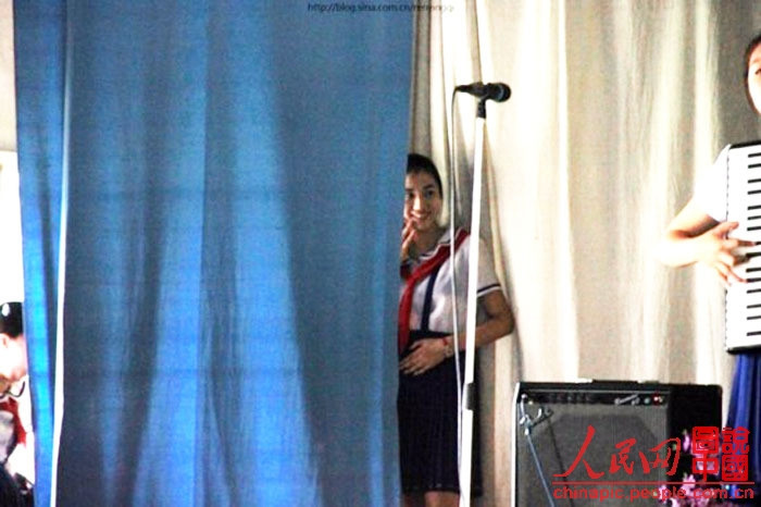 Xem bạn biểu diễn sau cánh gà. Xem bạn biểu diễn sau cánh gà.