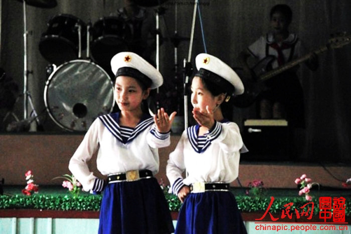 Chỉ thoáng qua cũng có thể nhận ra, các em sinh ra và lớn lên ở Bắc Triều Tiên Chỉ thoáng qua cũng có thể nhận ra, các em sinh ra và lớn lên ở Bắc Triều Tiên