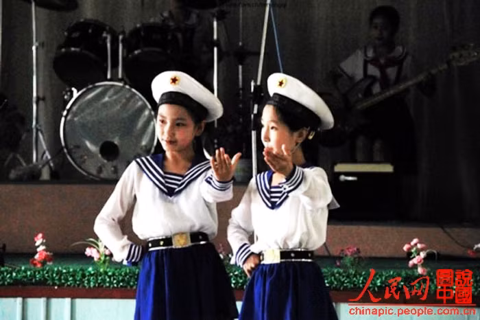 Chỉ thoáng qua cũng có thể nhận ra, các em sinh ra và lớn lên ở Bắc Triều Tiên Chỉ thoáng qua cũng có thể nhận ra, các em sinh ra và lớn lên ở Bắc Triều Tiên