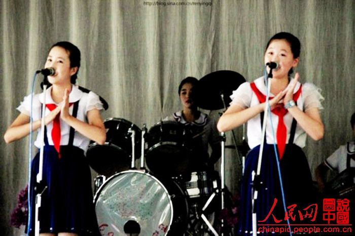 Các nữ sinh và chiếc khăn quàng đỏ trên vai. Các nữ sinh và chiếc khăn quàng đỏ trên vai.