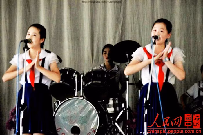 Các nữ sinh và chiếc khăn quàng đỏ trên vai. Các nữ sinh và chiếc khăn quàng đỏ trên vai.