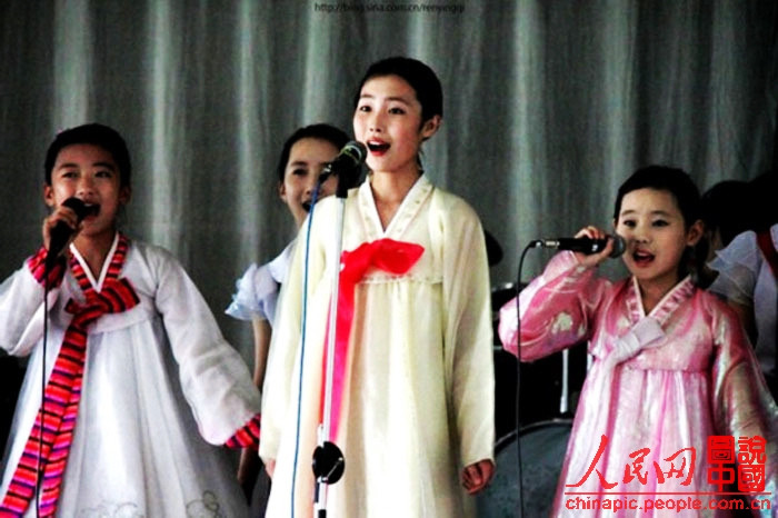 Chững chạc trong trang phục truyền thống. Chững chạc trong trang phục truyền thống.