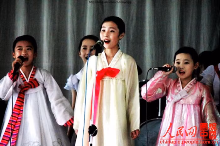 Chững chạc trong trang phục truyền thống. Chững chạc trong trang phục truyền thống.