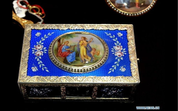 Năm nay, hội chợ kéo dài 4 ngày với sự tham gia của tổng cộng 422 nhà triển lãm từ 16 quốc gia và vùng lãnh thổ. Nhiều món đồ trang sức, đá quý độc đáo đã được đem ra giới thiệu như hộp đồ trang sức cổ điển này.