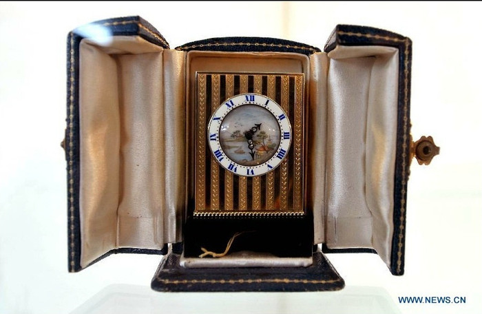 Hay một chiếc đồng hồ nhỏ.