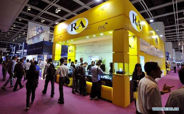 Đông đảo vị khách tới chiêm ngưỡng những sản phẩm đắt giá và sang trọng này.