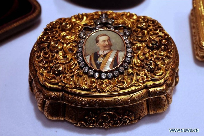 Và một chiếc hộp được nạm kim cương quý giá.