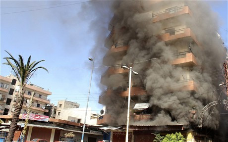 Khói bay lên nghi ngút từ tòa nhà ở Tripoli. Khói bay lên nghi ngút từ tòa nhà ở Tripoli.