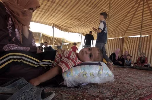 Nhiều gia đình sống chung trong các lều trại tị nạn.