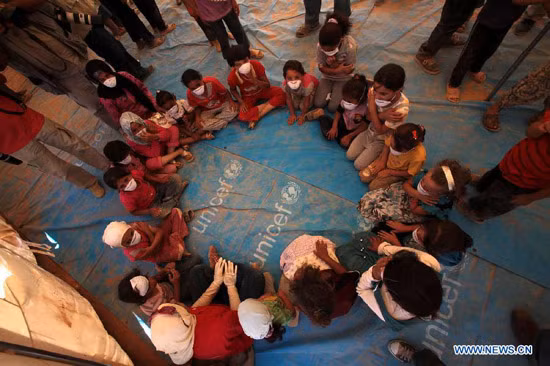 Trẻ em tị nạn Syria đang cùng nhau chơi trò chơi trong lều bạt.